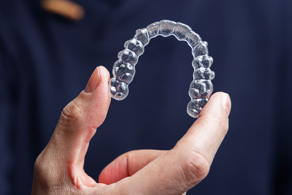 Transparente Aligner Zahnspange in Hand